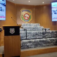DNCD atrapa otra lancha en Baní; arrestan dos hombres e incautan 469 paquetes de presunta cocaína