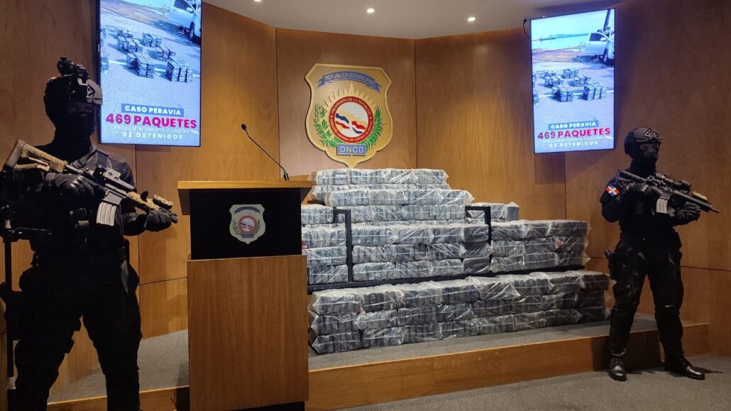 DNCD atrapa otra lancha en Baní; arrestan dos hombres e incautan 469 paquetes de presunta cocaína