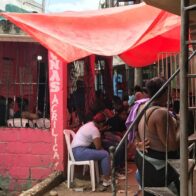 Familiares y vecinos de agente Dicrim asesinado en La Ciénaga esperan su cuerpo para velatorio