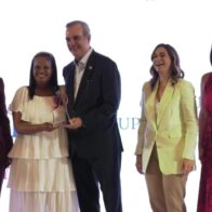 Mujeres de programa Supérate entregan tarjeta de subsidios al presidente Abinader