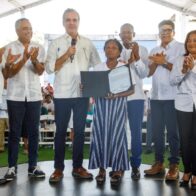 Presidente Abinader entrega certificado de título número 100 mil de su gestión en El Tamarindo