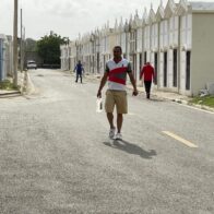 Hijos acuden a cementerios para honrar a sus padres fallecidos en medio de quejas por falta agua