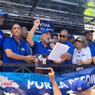ADP vuelve a protestar frente a Educación; exigen evaluación por desempeño