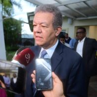 Leonel Fernández llega al país tras participar como observador en elecciones de Venezuela