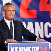 Robert F. Kennedy Jr. alaba la salida de Biden y acusa al partido de ocultar su deterioro