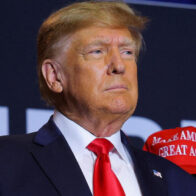Trump hace escarnio de Biden en su primer mitin tras el debate