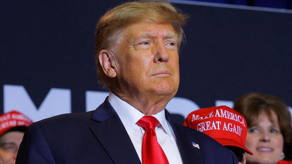Trump hace escarnio de Biden en su primer mitin tras el debate