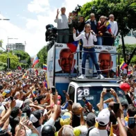 María Machado es recibida en la protesta opositora en Caracas al grito de "libertad"