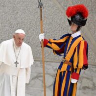 El papa insta al diálogo "absteniéndose de reacciones violentas" en O. Medio y Ucrania