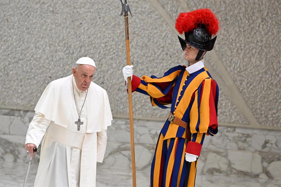 El papa insta al diálogo "absteniéndose de reacciones violentas" en O. Medio y Ucrania