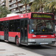 Turistas olvidan a sus hijos en un bus, lo siguen en taxi y los recuperan a los 40 minutos