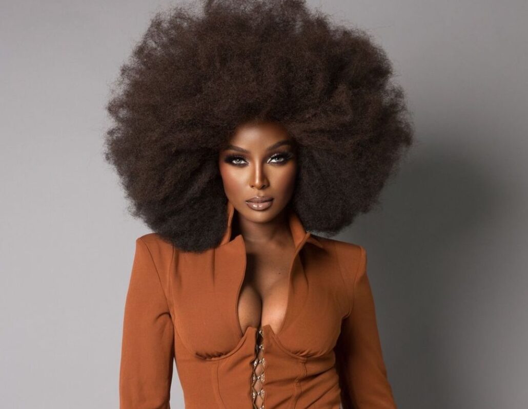 La cantante y comunicadora Amara La Negra estalla contra quienes le llaman víctima.