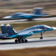 Rusia recurre a los cazabombarderos Su-34 para martillear posiciones ucranianas en Kursk