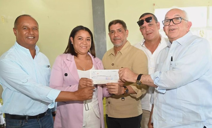 Agricultura entrega cheques a productores afectados por lluvias como parte de la "Ruta de Solidaridad Agropecuaria"