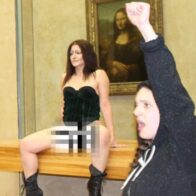 Desnuda frente al cuadro de la Mona Lisa