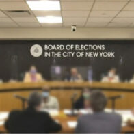 Acusan a una funcionaria hispana de la Junta de Elecciones NY por sobornos, fraude y robo de identidad