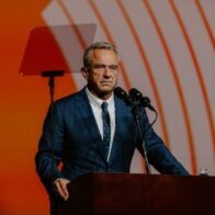 Robert F. Kennedy Jr suspende su campaña presidencial y apoya a Donald Trump