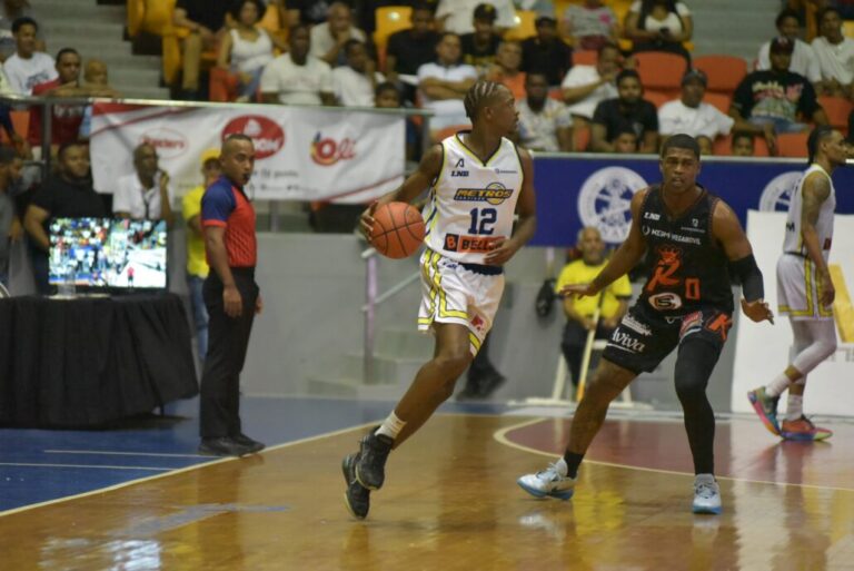 Metros derrotan a Reales y empatan en el primer lugar 7 | Noticias de hoy en República Dominicana Sir Jabari Rice vs REA | Noticias de hoy en De Último Minuto
