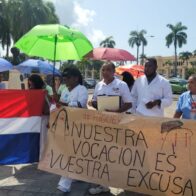 Grupo de enfermeros protestan frente al Palacio Nacional en demanda de aumento salarial