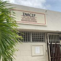 Cuerpos de madre e hija fallecieron al lanzarse de edificio permanecen en el Inacif
