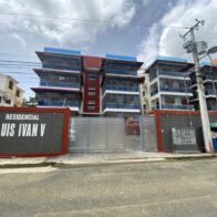 Desolado luce residencial desde donde se lanzó mujer con su hija en SDN