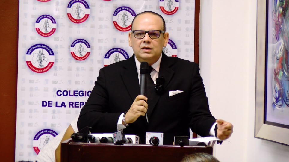 Colegio de Abogados somete al director de la Policía por desacato a sentencia