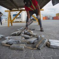 En contenedor de mangos y auyamas, autoridades decomisan 84 paquetes de cocaína