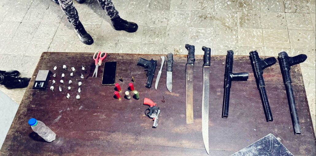 Policía ocupa narcóticos y armas mediante operativos en Monte Plata; cuatro hombres resultan detenidos