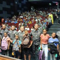 Aseopna entrega útiles escolares a hijos de agentes policiales en la Región Enriquillo