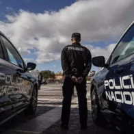 Detienen hombre por sacar dinero de bancos con identificaciones robadas
