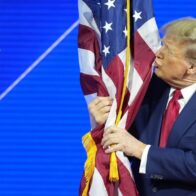 Trump amenaza con un año de cárcel a quienes quemen la bandera estadounidense