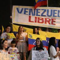 Venezolanos gritan "libertad" desde Paraguay en rechazo a la reelección de Maduro
