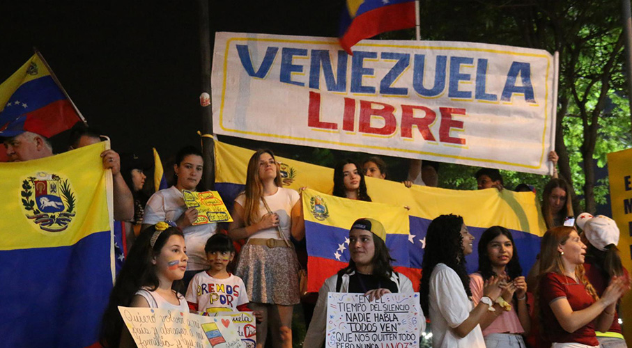 Venezolanos gritan "libertad" desde Paraguay en rechazo a la reelección de Maduro