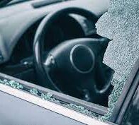 Hombre denuncia a ex pareja por romper su vehículo