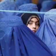 Los talibanes prohíben el sonido de la voz de mujer y marcan el hiyab como innegociable