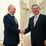 Putin recibe en el Kremlin al primer ministro chino tras firma de acuerdo de inversión
