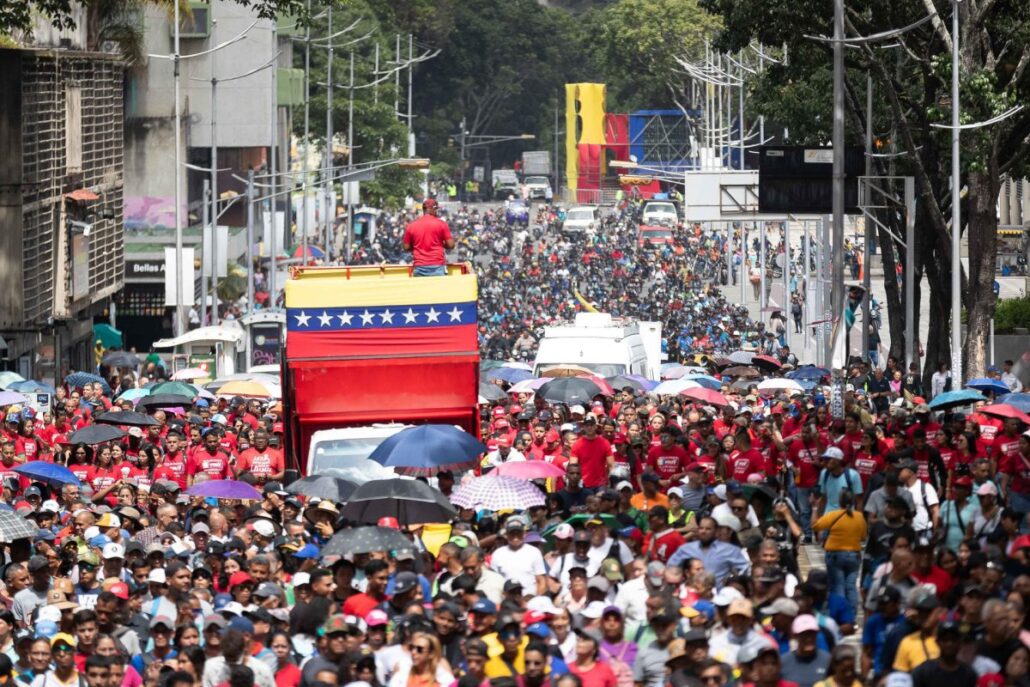 Chavismo y la oposición mayoritaria se movilizan un mes después de comicios presidenciales