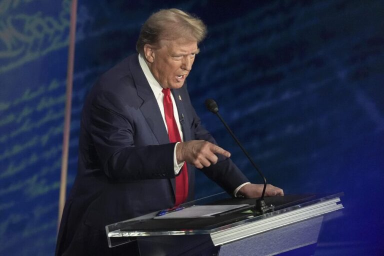Trump acusa a los inmigrantes de comerse perros y gatos ante la mirada atónita de Harris