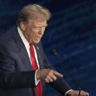 Trump acusa a los inmigrantes de comerse perros y gatos ante la mirada atónita de Harris