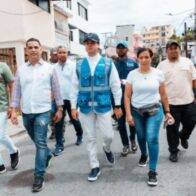 Dueños de negocios que ocupan espacios públicos en Ensanche Quisqueya son notificados por alcaldía
