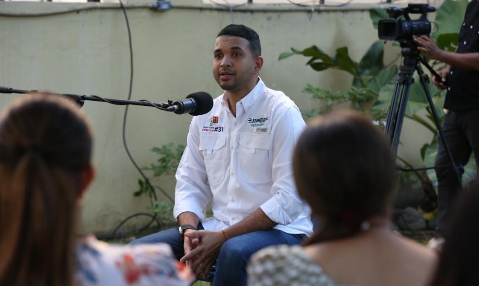 Ministro de la Juventud, Carlos Valdez, presenta el primer episodio del podcast "Hablando con el #31"