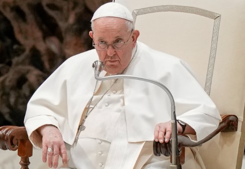 El papa advierte que estamos cerca de una guerra "casi mundial"