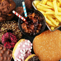 Reino Unido prohibirá anuncios de comida basura en televisión en horario diurno