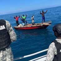 Interceptan embarcación con cinco haitianos a bordo durante operativo marítimo, en Montecristi