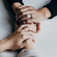 La prevención del suicidio requiere abordar también los factores sociales que influyen como pobreza, discriminación y abusos