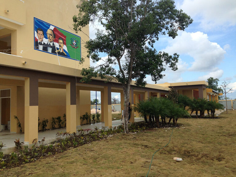 Más de 3,000 niños sin cupo escolar en Verón-Punta Cana; alcalde pide intervención del Ministerio de Educación