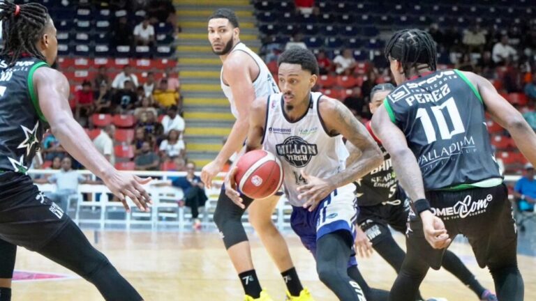 El Millón le quita invicto a Bameso en el TBS Distrito 2024 3 | Noticias de hoy en República Dominicana Jonathan Bello del club El Millon en una ofensiva entre los jugadores de Bameso Miguel Simon y Jassel Perez | Noticias de hoy en De Último Minuto