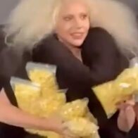 Lady Gaga reparte palomitas de maíz en cine donde se proyectaba Joker