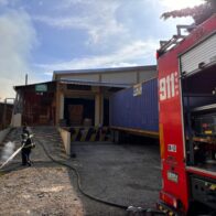 21 unidades de bomberos sofocan incendio en fábrica de tabaco en Moca