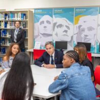 Antony Blinken se reúne con estudiantes del Programa de Inglés de Inmersión